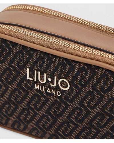 Detalle del jacquard con el monograma de Liu Jo y el logo metálico dorado
