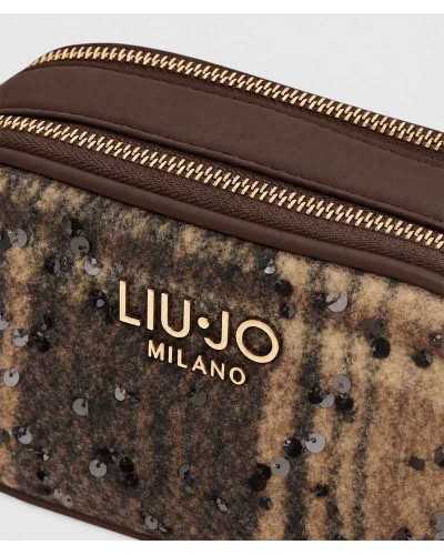 Detalle del tejido de cuadros con lentejuelas y el logo metálico LIU•JO Milano
