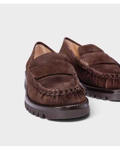 Detalle de la puntera del mocasín Unisa Fijo con costura en relieve y antifaz de ante