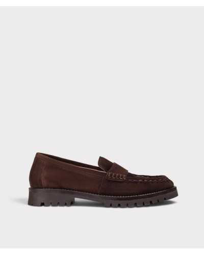 Mocasín Unisa Fijo de ante marrón chocolate visto de lado, con antifaz y suela dentada