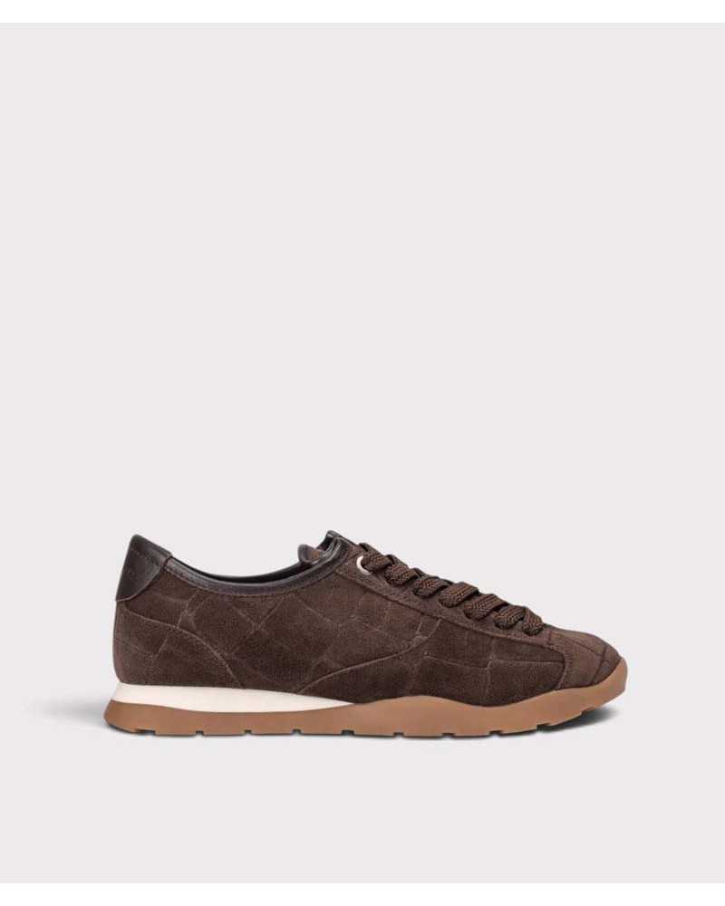 Deportiva Unisa Dami de ante marrón con grabado de cocodrilo vista de lado, con suela color miel Deportiva Unisa Dami de ante marrón con grabado de cocodrilo vista de lado, con suela color miel