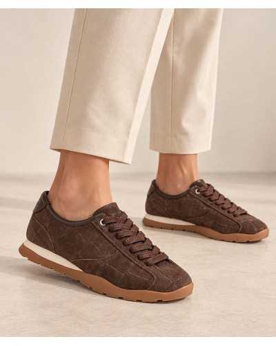 Deportivas Unisa Dami marrones puestas con pantalones tobilleros beig