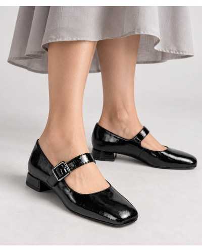 Merceditas Unisa Culver negras puestas con falda midi gris