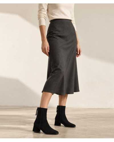 Botines Unisa Lucas negros puestos con falda midi gris y jersey crudo