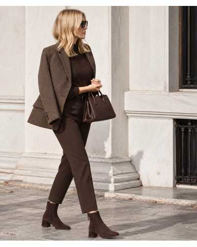 Botines Unisa Lucas marrones puestos con un look todo en marrón: pantalón de traje, jersey y blazer