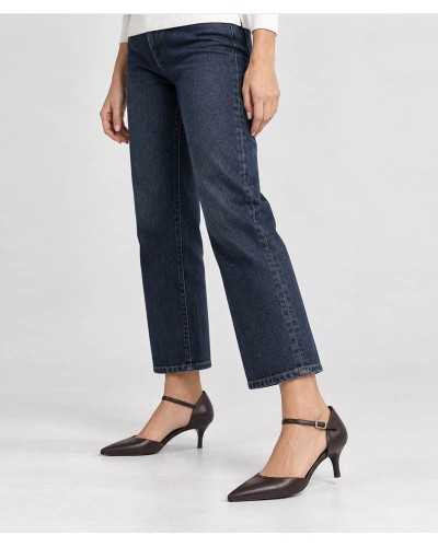 Mujer con falda midi gris y salones caoba de tacón kitten con pulsera