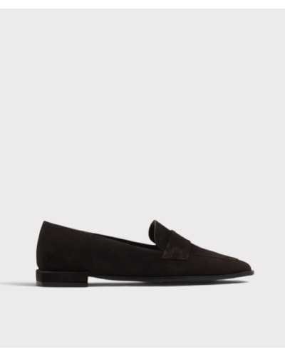 Mocasín Joni de ante marrón chocolate visto de lado, con punta afilada y tacón de bloque retrasado