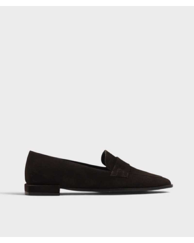 Mocasín Joni de ante marrón chocolate visto de lado, con punta afilada y tacón de bloque retrasado