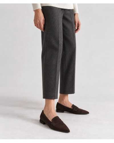 Mujer con pantalón tobillero gris, jersey crudo y mocasines de ante marrón chocolate