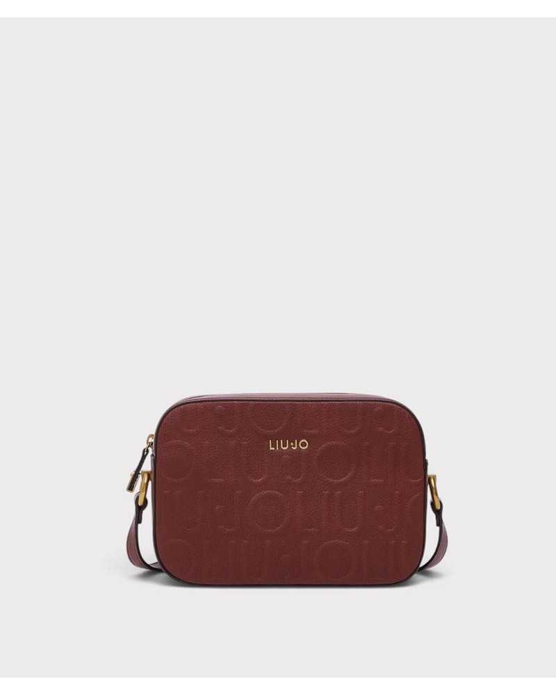 Camera bag Liu Jo burdeos de frente, con el nombre de la marca en relieve y logo metálico