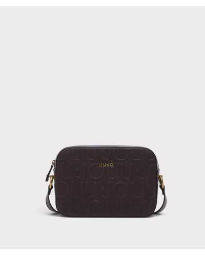 Camera bag Liu Jo marrón oscuro de frente, con el nombre de la marca en relieve y logo dorado