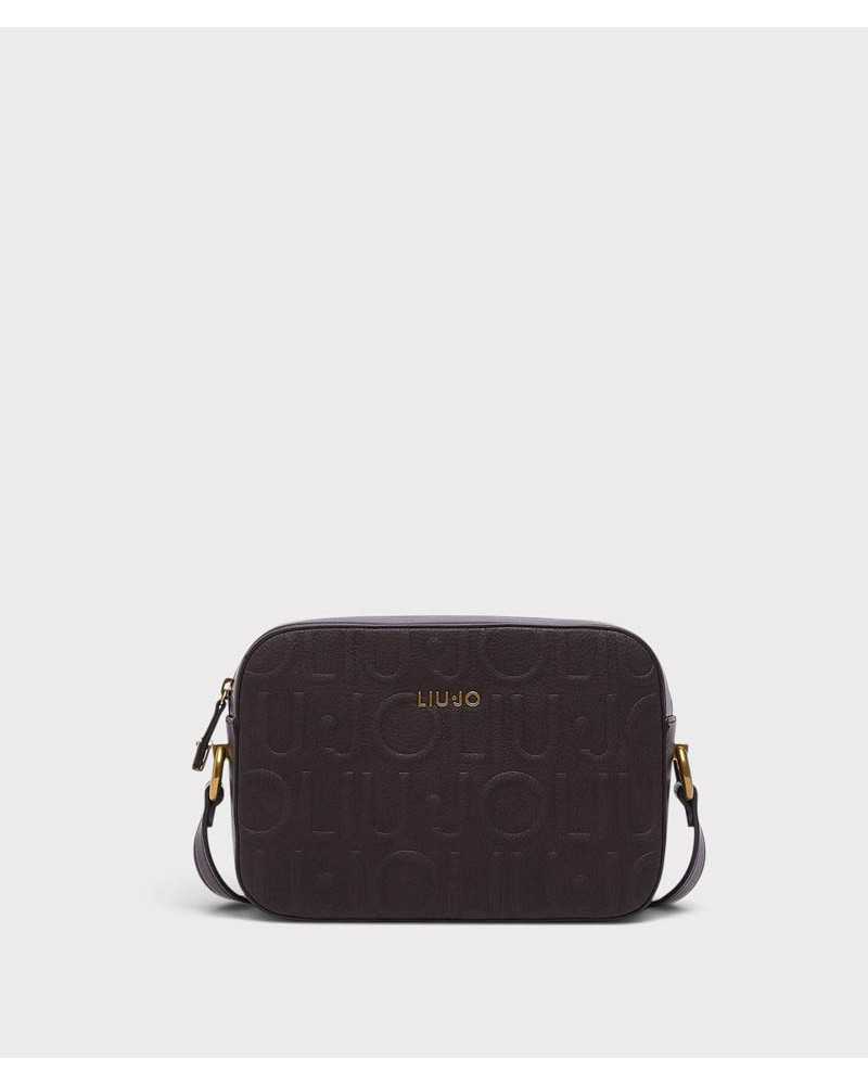 Camera bag Liu Jo marrón oscuro de frente, con el nombre de la marca en relieve y logo dorado