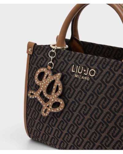 Detalle del charm LJ con tachuelas doradas y del logo LIU•JO Milano