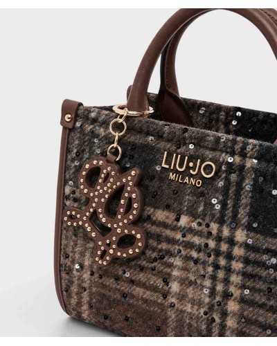 Detalle del tejido de cuadros con lentejuelas, el logo LIU•JO Milano y el charm LJ