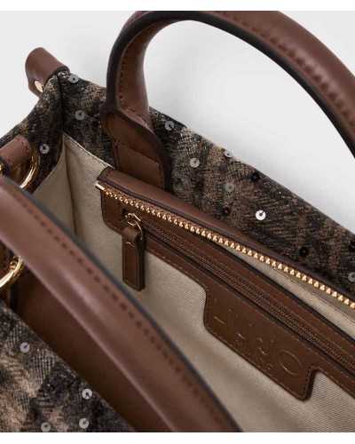 Interior del tote Liu Jo con forro beige y bolsillo con cremallera y logo en relieve