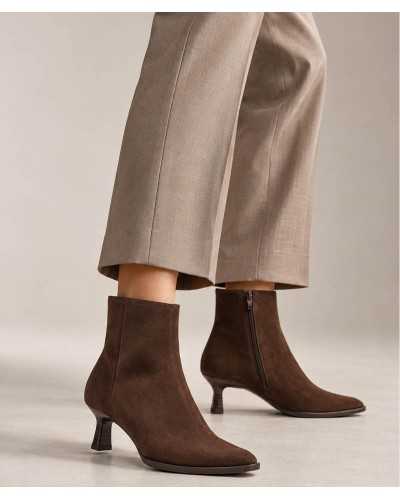 Botines Unisa Lomas marrones puestos con pantalón de traje ancho en tono topo