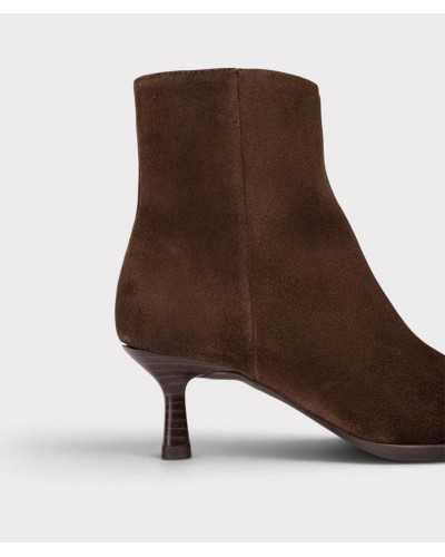 Parte trasera del par de botines Unisa Lomas con tacón fino de acabado veteado