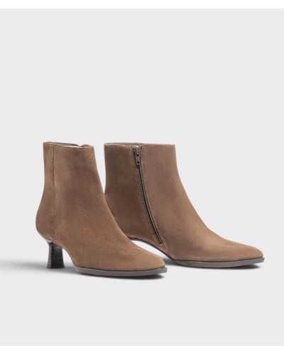 Par de botines Unisa Lomas de ante taupe, uno con la cremallera interior a la vista