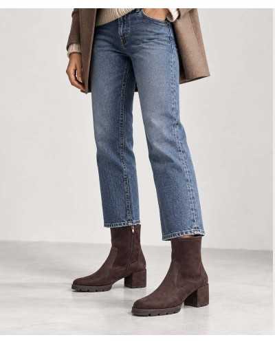 Botines Unisa Jeline marrones puestos con vaqueros rectos azules y abrigo camel