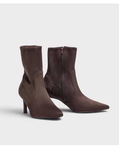 Par de botines Unisa Lavoy en tejido elástico marrón chocolate, vista de tres cuartos