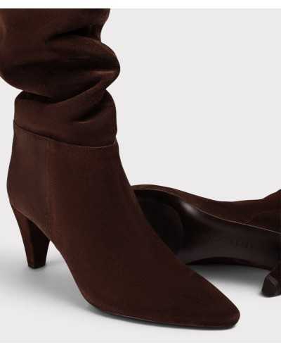 Detalle de la caña fruncida y la suela de la bota Unisa Laia marrón chocolate