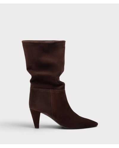 Bota Unisa Laia de serraje marrón chocolate con caña fruncida y tacón cónico, vista lateral