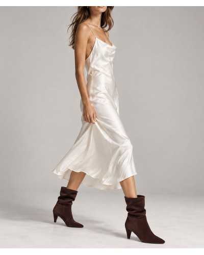 Botas Unisa Laia marrón chocolate puestas con vestido lencero blanco de encaje