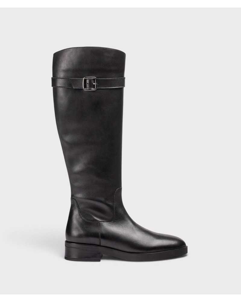 Bota de montar Unisa Edeli de piel negra con correa y hebilla en la caña, vista lateral Bota de montar Unisa Edeli de piel negra con correa y hebilla en la caña, vista lateral
