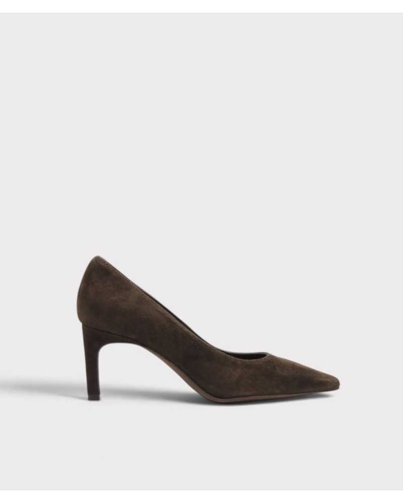 Zapato de salón Montreal de Pedro Miralles en ante chocolate, vista lateral con tacón fino Zapato de salón Montreal de Pedro Miralles en ante chocolate, vista lateral con tacón fino