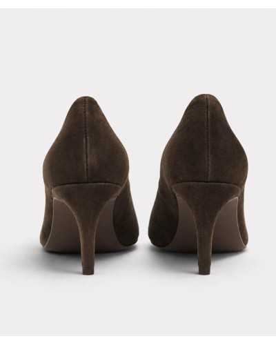 Vista trasera del par de salones chocolate con los tacones forrados de ante