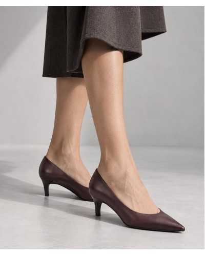 Piernas con salones burdeos de tacón bajo y falda midi de lana gris