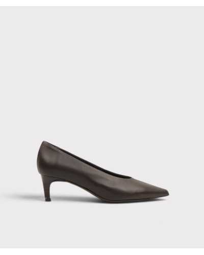 Zapato de salón Slatina de Pedro Miralles en piel marrón chocolate, vista lateral con tacón efecto madera