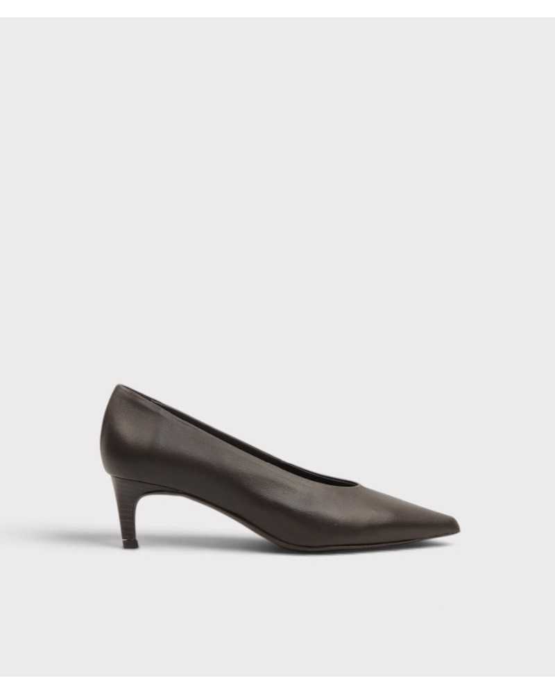Zapato de salón Slatina de Pedro Miralles en piel marrón chocolate, vista lateral con tacón efecto madera Zapato de salón Slatina de Pedro Miralles en piel marrón chocolate, vista lateral con tacón efecto madera