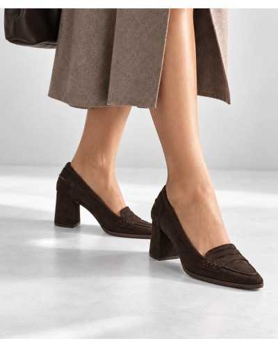 Piernas con salones mocasín de ante marrón, falda midi de lana topo y bolso marrón oscuro