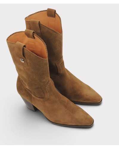 Botas cowboy Arkansas vistas desde atrás en tres cuartos, con tacón inclinado efecto madera