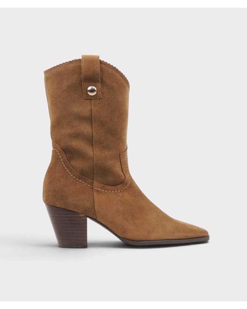 Bota cowboy Arkansas de Pedro Miralles en ante avellana, vista lateral con pespuntes claros y tacón de 7 cm