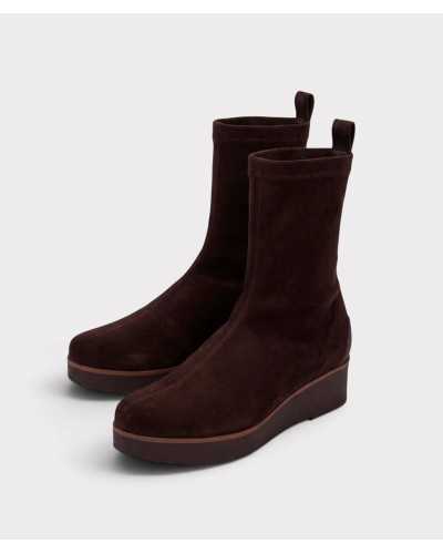 Botines Burano marrón chocolate vistos de frente, con los tiradores traseros