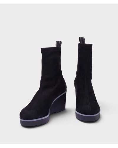 Botines Hita negros vistos de frente, con la suela de tacos y el vivo gris de la cuña