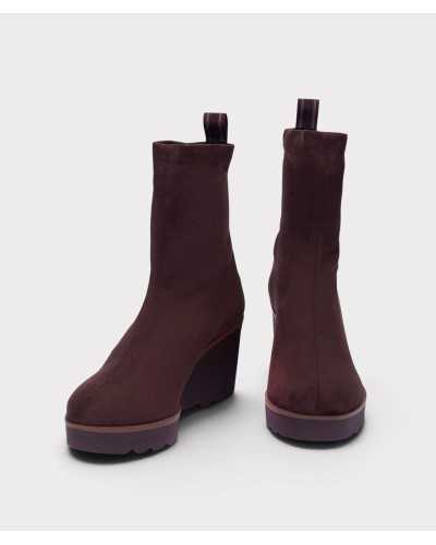 Botines Hita marrón chocolate vistos de frente, con la suela de tacos