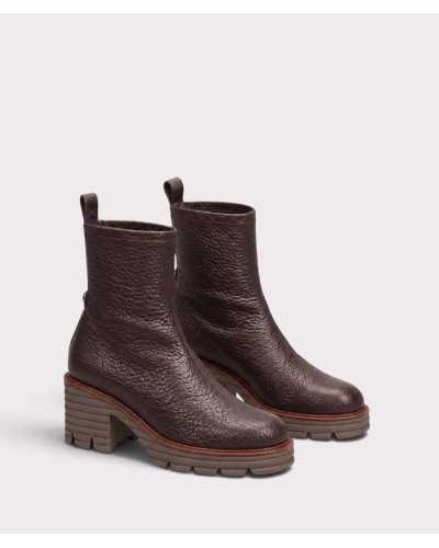 Par de botines Temuco marrón chocolate con suela de caucho gris topo