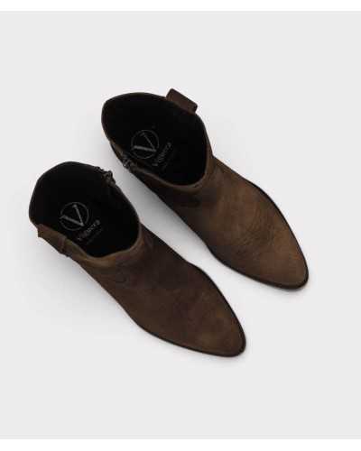 Vista cenital de los botines cowboy Viguera, con el logo Made in Spain en la plantilla y el pespunte western en la puntera