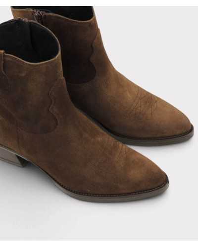 Detalle de los botines cowboy Viguera en serraje marrón, con la pieza de borde ondulado y los tiradores de la caña