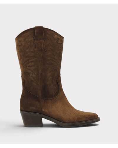 Bota cowboy de media caña Viguera en serraje marrón moka vista de lado, con bordado western en la caña y tacón de bloque
