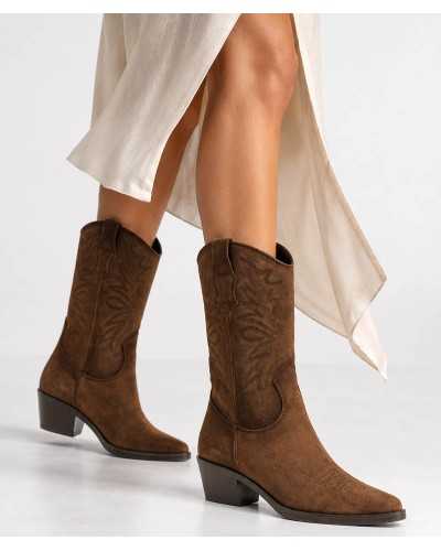 Botas cowboy marrones de media caña de Viguera puestas con una falda satinada en color crudo con abertura
