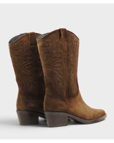 Vista trasera de las botas cowboy Viguera, con el bordado de la caña y el tacón de bloque