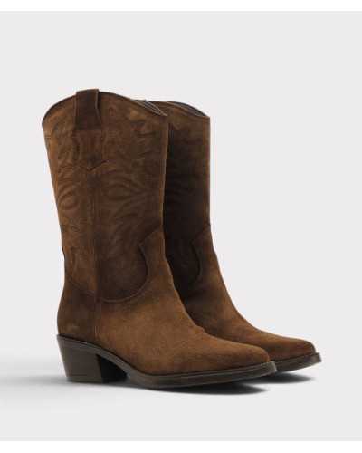 Par de botas cowboy Viguera en serraje marrón en vista de tres cuartos, con bordado western y tiradores en la caña