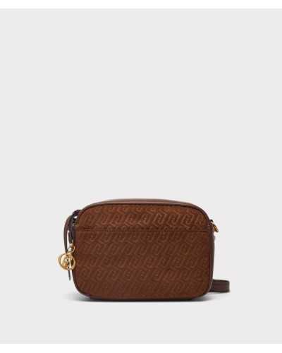 Camera bag Liu Jo marrón de frente, con monograma en relieve y medalla LJ dorada en el tirador
