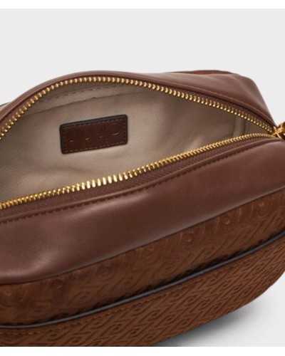 Interior de la camera bag Liu Jo con cremallera dorada, forro beige y etiqueta con el logo