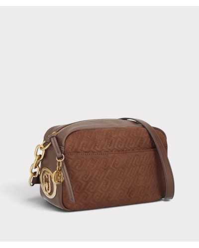 Bandolera camera bag Liu Jo marrón efecto ante en tres cuartos, con monograma en relieve, logo LJ y cadena dorada