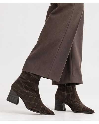 Botines Dibia de ante coco marrón chocolate puestos, con pantalón ancho de vestir marrón